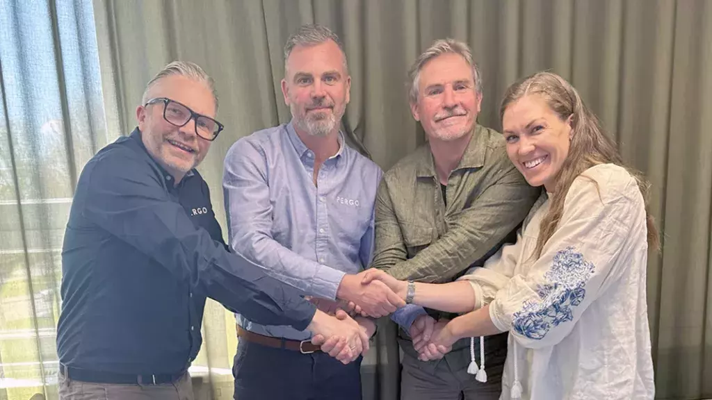 Här firar Pål Knutsen, Försäljningschef och Pether Moberg, KAM (båda på Pergo/Unilin), Lars-Åke Lidén, VD och Lisa Jackson, Hållbarhetsansvarig på Golvkedjan., LÅL, Lisa